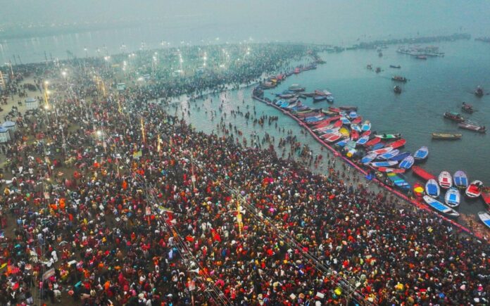 प्रयागराज-त्रिवेणी-संगम-पर-स्नान-करने-जुटी-श्रद्धालुओं-की-भीड़